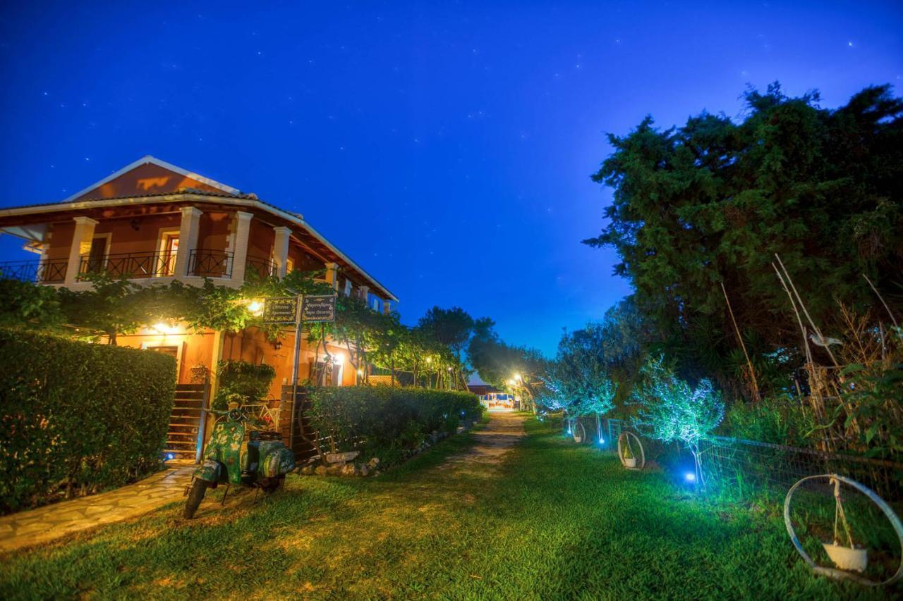 Christinas Apartments Agios Matthaios  Ngoại thất bức ảnh