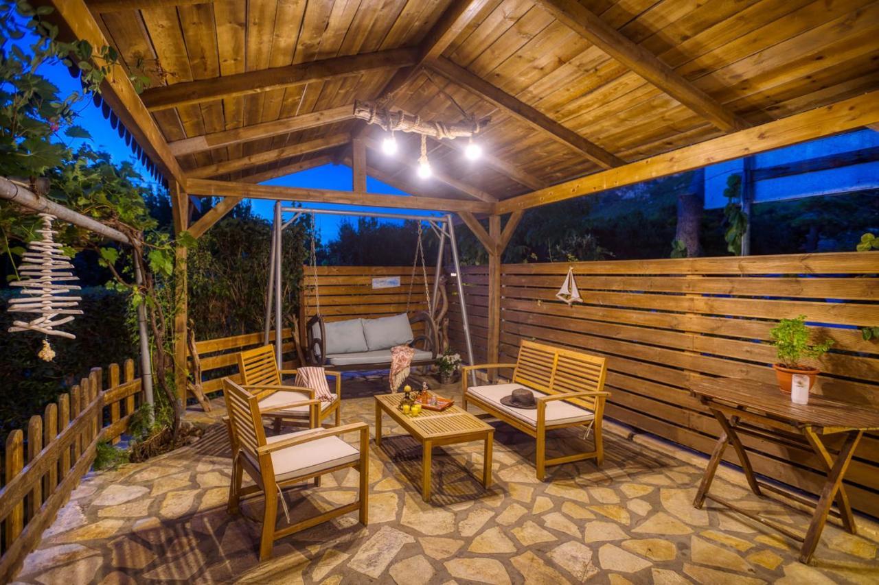 Christinas Apartments Agios Matthaios  Ngoại thất bức ảnh