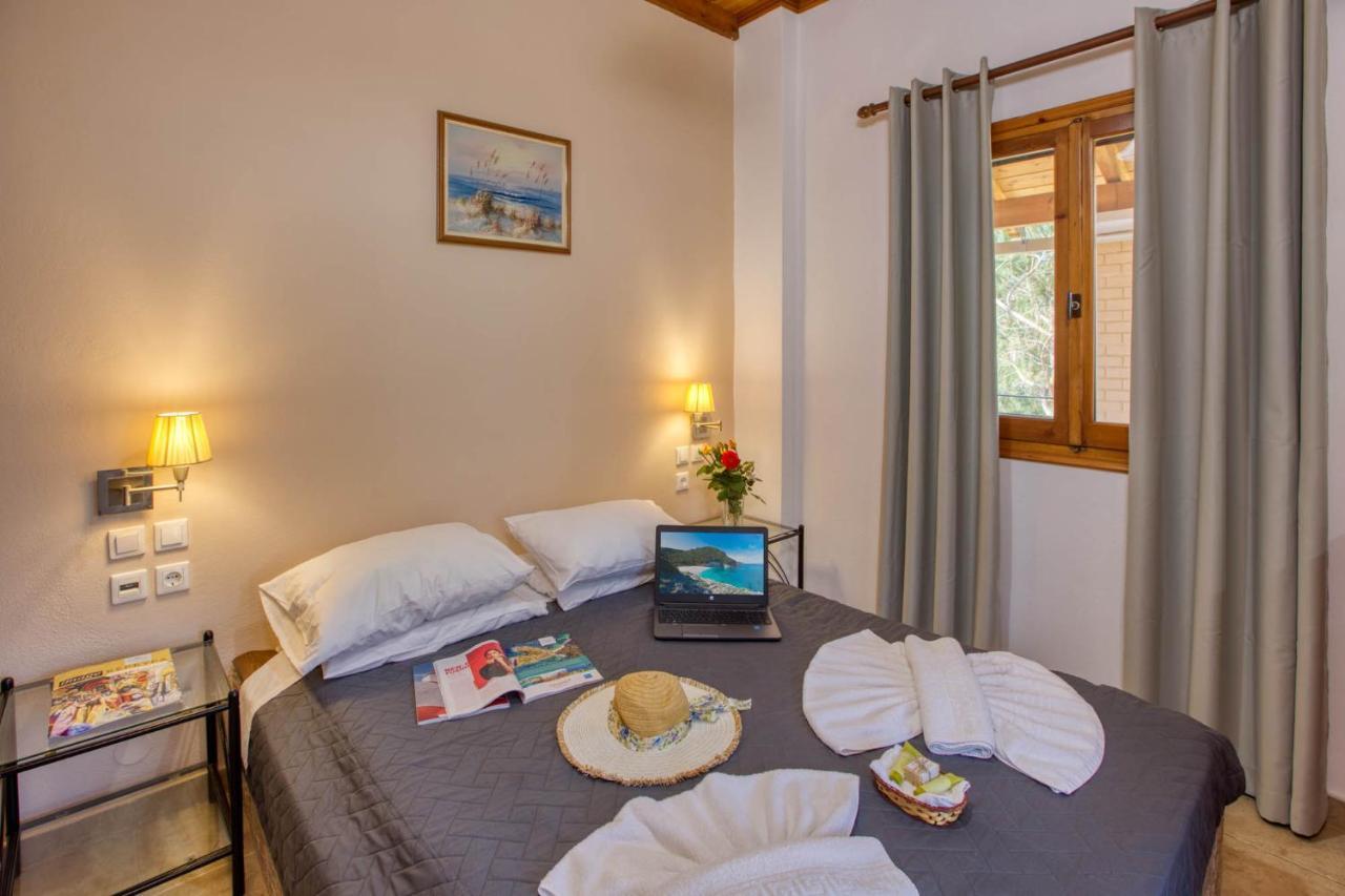 Christinas Apartments Agios Matthaios  Ngoại thất bức ảnh