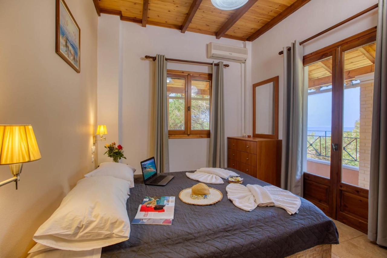 Christinas Apartments Agios Matthaios  Ngoại thất bức ảnh
