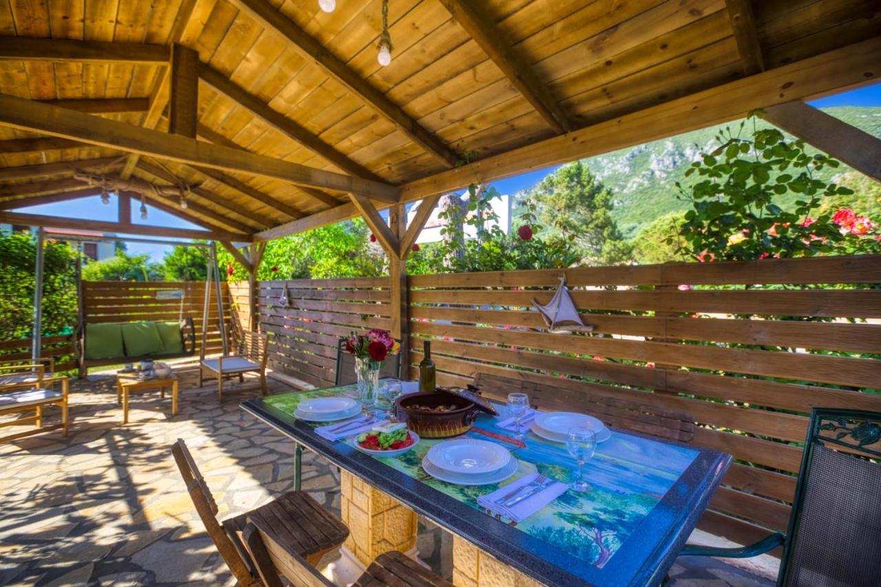 Christinas Apartments Agios Matthaios  Ngoại thất bức ảnh