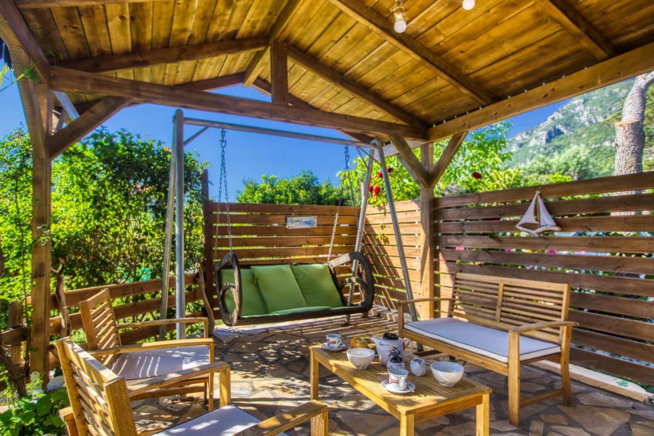 Christinas Apartments Agios Matthaios  Ngoại thất bức ảnh