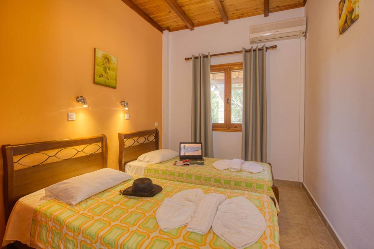 Christinas Apartments Agios Matthaios  Ngoại thất bức ảnh
