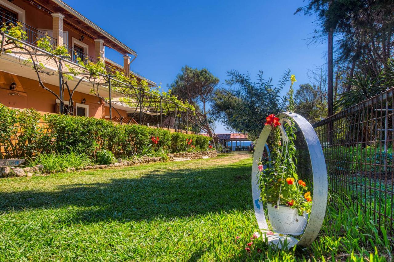 Christinas Apartments Agios Matthaios  Ngoại thất bức ảnh