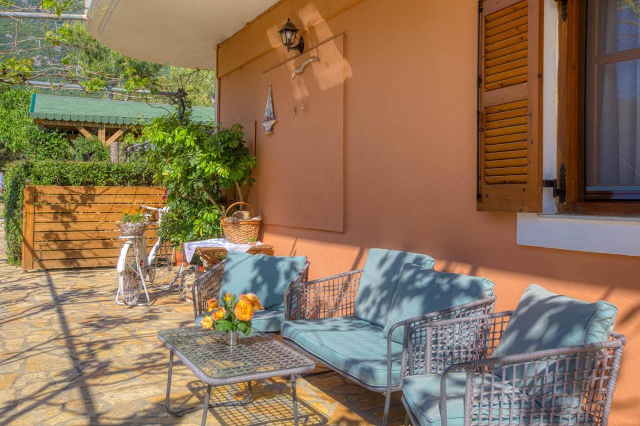 Christinas Apartments Agios Matthaios  Ngoại thất bức ảnh