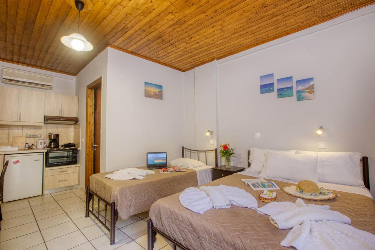 Christinas Apartments Agios Matthaios  Ngoại thất bức ảnh