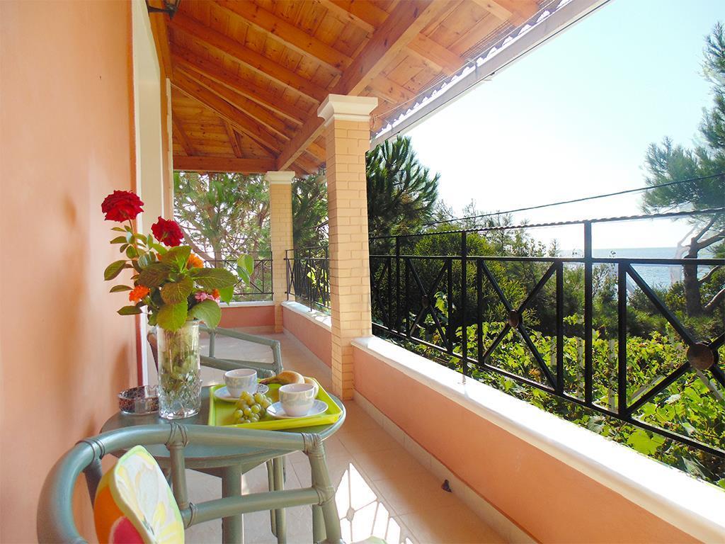 Christinas Apartments Agios Matthaios  Ngoại thất bức ảnh