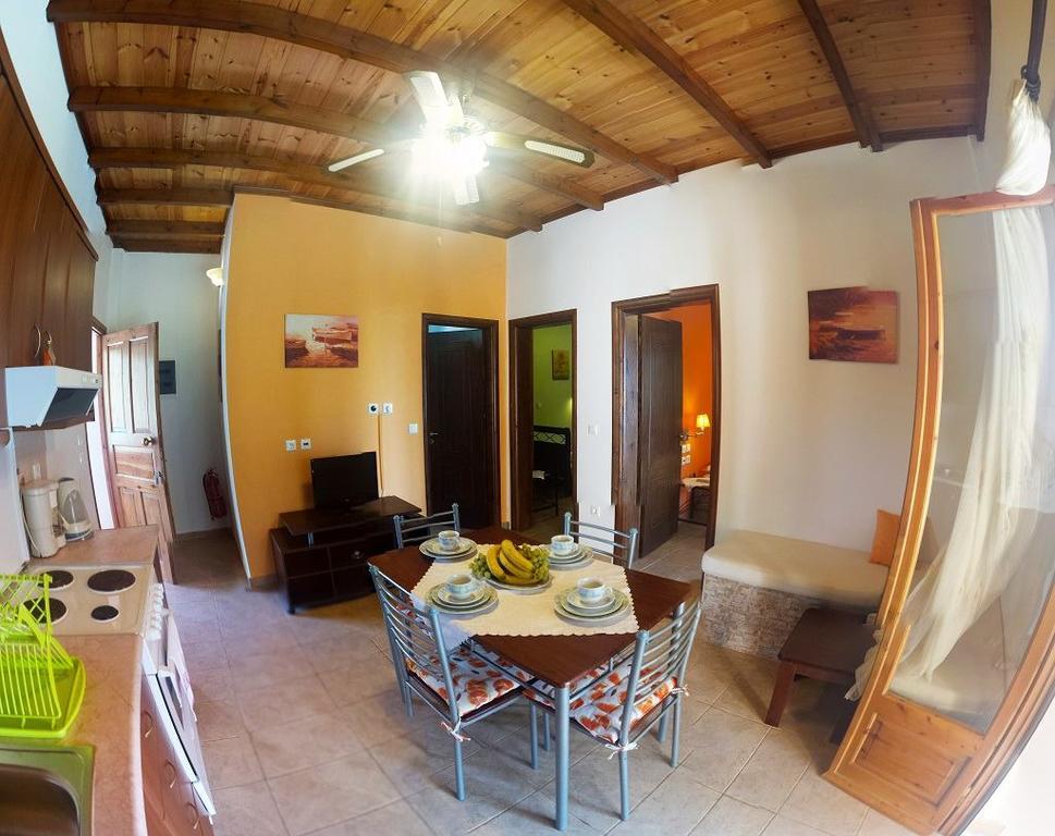 Christinas Apartments Agios Matthaios  Ngoại thất bức ảnh
