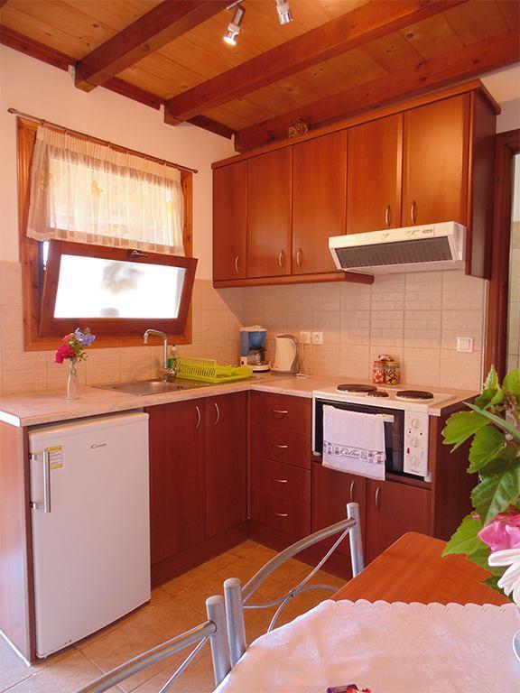 Christinas Apartments Agios Matthaios  Ngoại thất bức ảnh