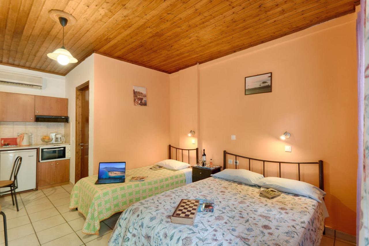 Christinas Apartments Agios Matthaios  Ngoại thất bức ảnh