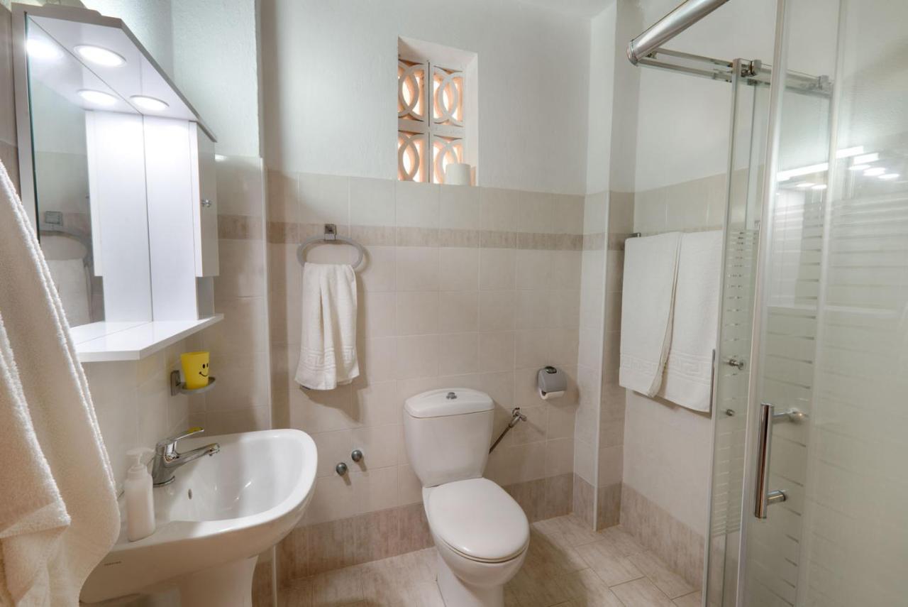 Christinas Apartments Agios Matthaios  Ngoại thất bức ảnh