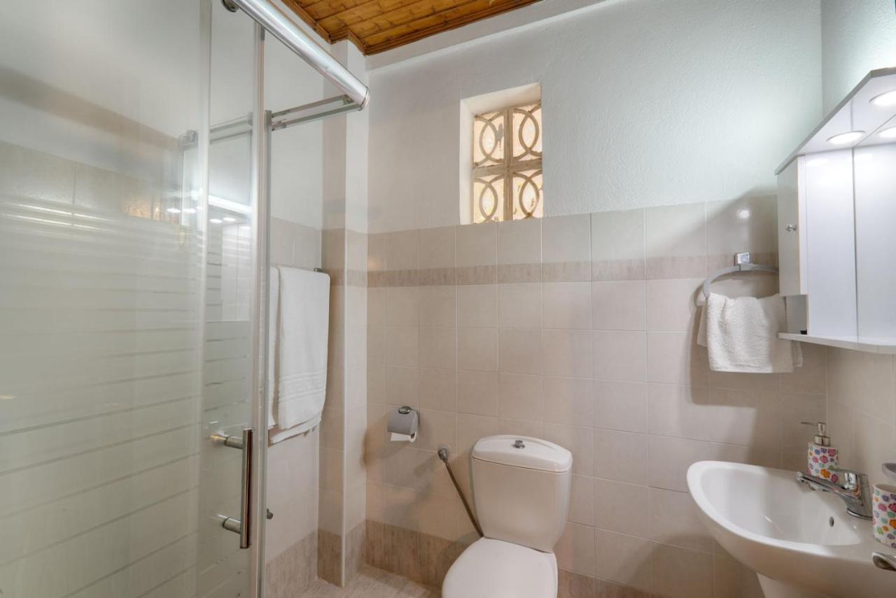 Christinas Apartments Agios Matthaios  Ngoại thất bức ảnh