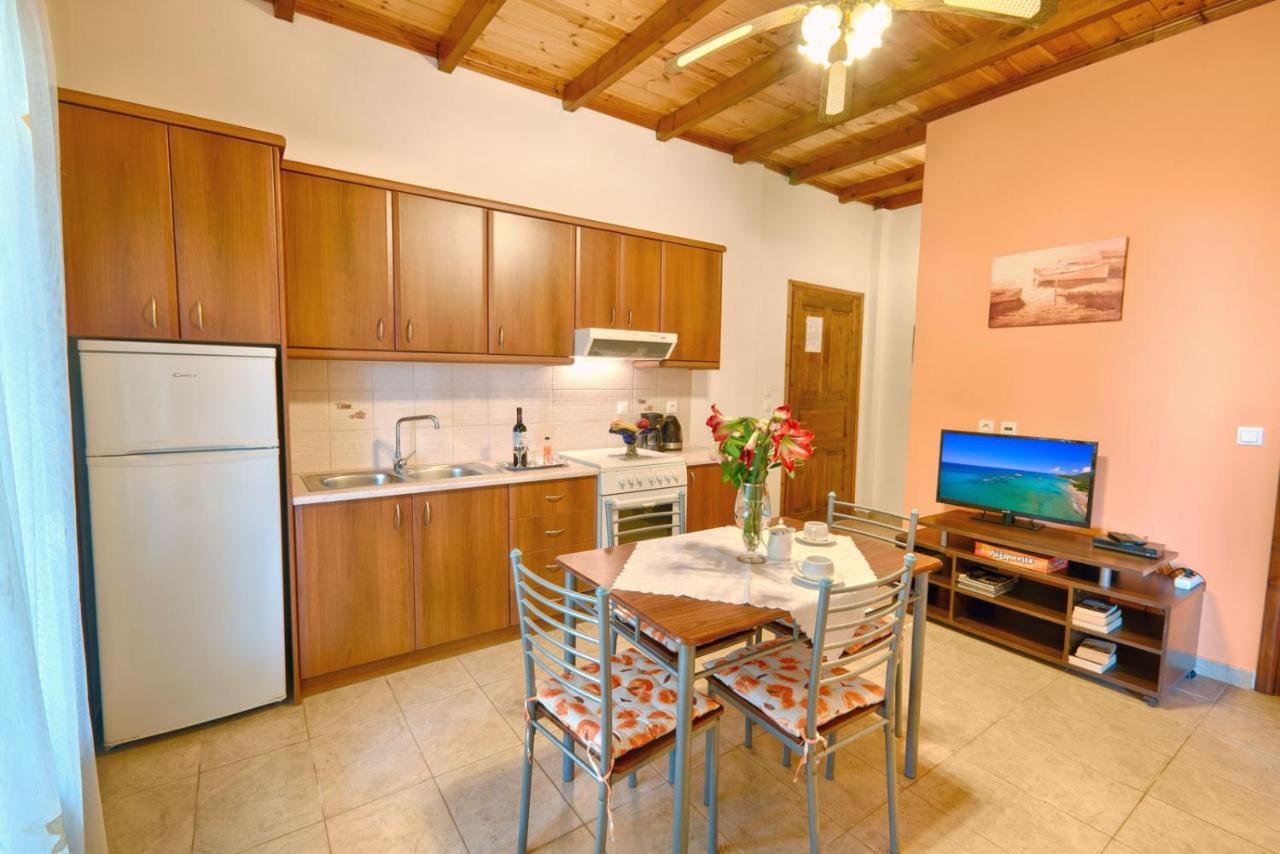 Christinas Apartments Agios Matthaios  Ngoại thất bức ảnh